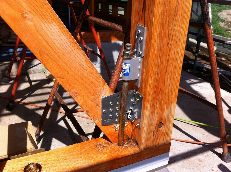 建築金物（筋交い金物とホールダウン金物）