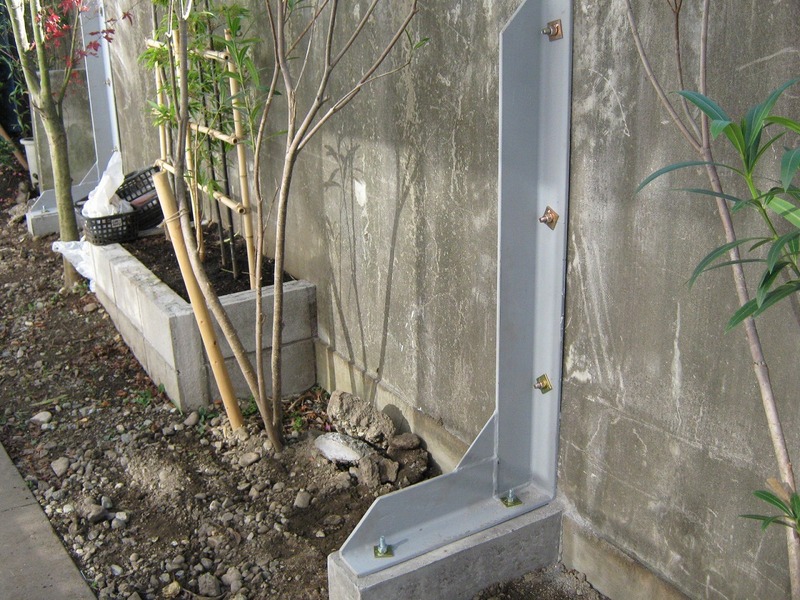 傾いた塀の補強工事