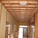 ホール・廊下の天井は格天井。