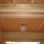 ホール奥の天井はあじろ天井。