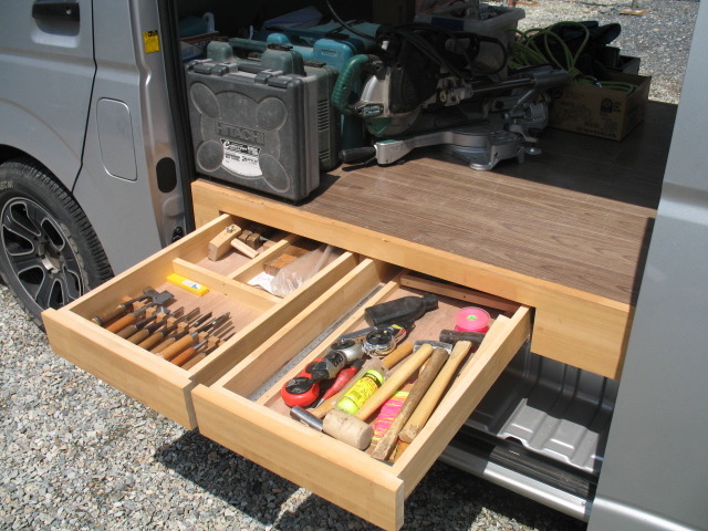 ハイエースの荷台に手を出しました。