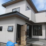 敷地の段差を活かした２世帯住宅