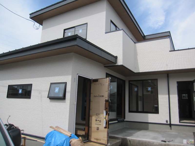 敷地の段差を活かした２世帯住宅