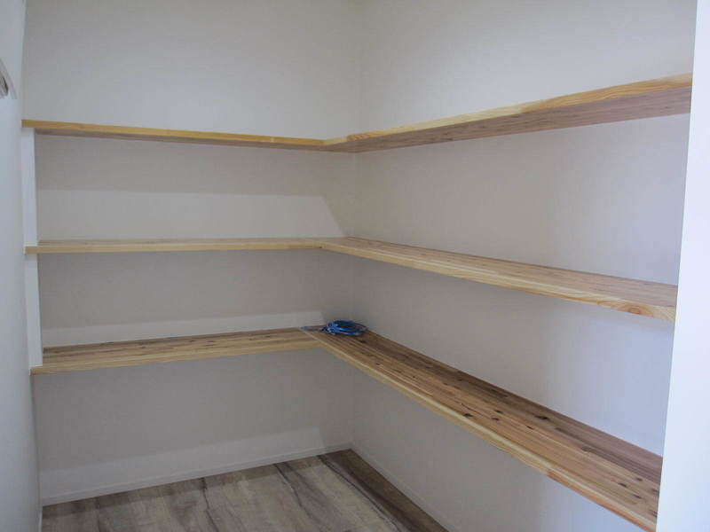 キッチン横の収納