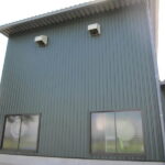 モスグリーンの外壁の納屋工事