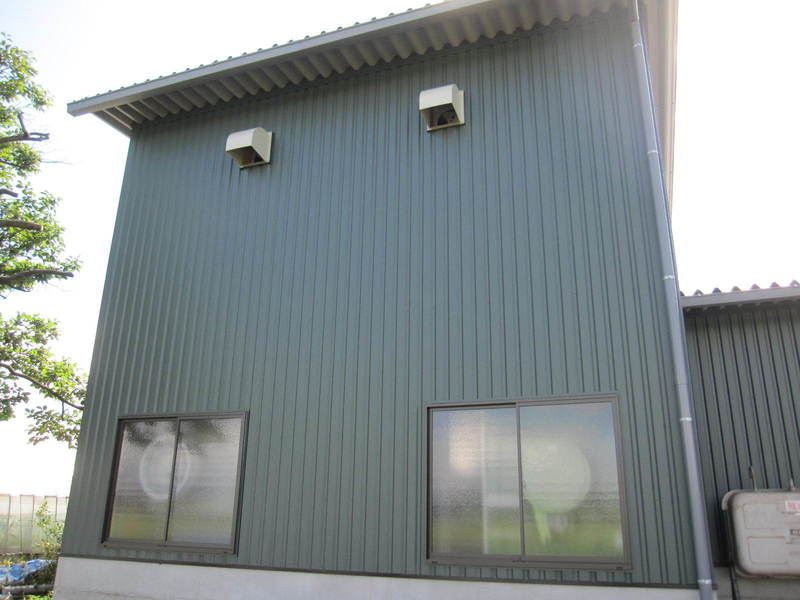 モスグリーンの外壁の納屋工事